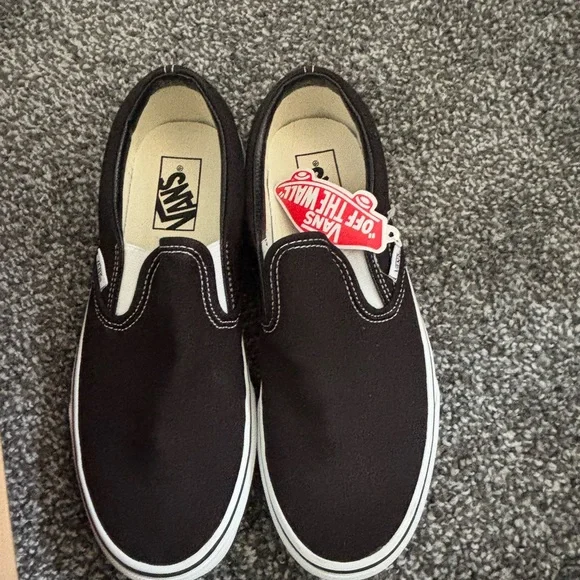NEW size 8.5 W Vans Classic Slip-On Sneakers in Black/White - Picture 3 of 4